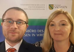 od lewej dr Piotr Kapusta – Zastępca Dyrektora INP UZ ds. Kształcenia i dr Justyna Michalska – redaktor naczelna czasopisma Dyskurs Prawniczy i Administracyjny po spotkaniu z Panem Thomasem Guddatem – Dyrektorem Biura Łącznikowego Wolnego Państwa Saksonii we Wrocławiu