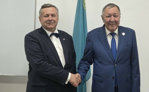 Dziekan WNPE UZ prof. Andrzej Bisztyga i prorektor Uniwersytetu Al - Farabi prof. Erkin Duisenov