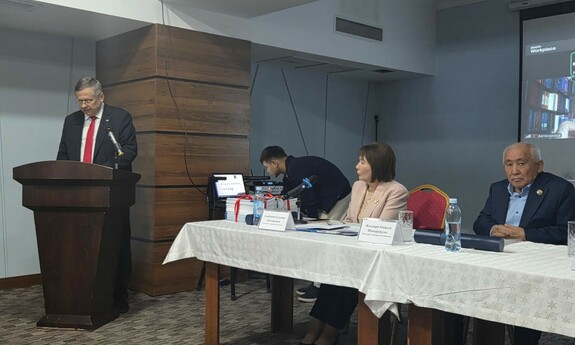 Konstytucjonaliści prof. Andrzej Bisztyga, prof. Gulnar Alibayeva i Prezydent Uniwersytetu Kunaeva w Ałmaty prof. Omirali Zhalairi