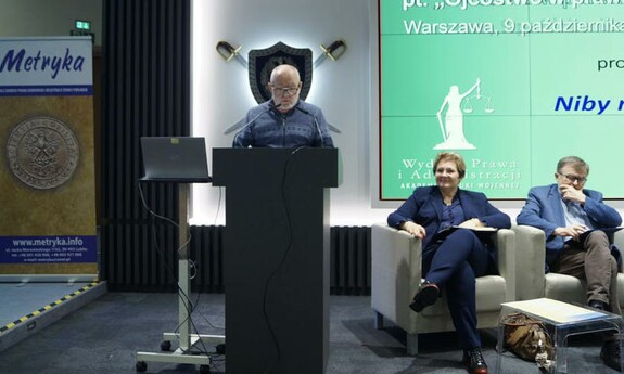 Wystąpienie prof. Jacka Mazurkiewicza. Po prawej prof. Marzena Toumi, dziekan Wydziału Prawa i Administracji Akademii Sztuki Wojennej oraz prof. Marek Andrzejewski z Instytutu Nauk Prawnych Polskiej Akademii Nauk.