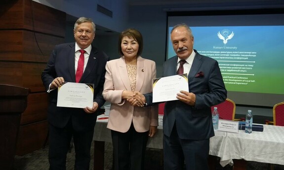 Prof. Andrzej Bisztyga z certyfikatem uczestnictwa w ministerialnym grancie naukowym. Certyfikat wręczyła Kierownik grantu prof. Gulnar Alibayeva z Uniwersytetu Narchoz w Ałmaty