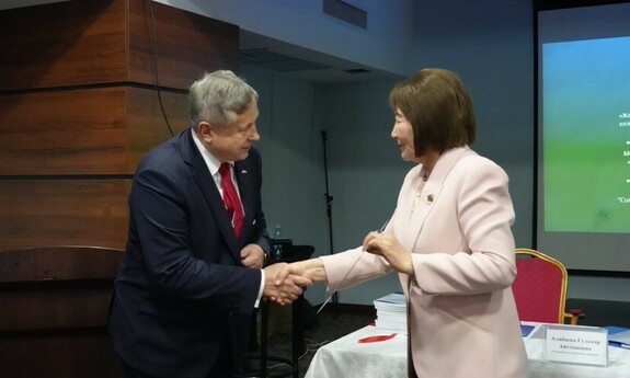 Prof. Andrzej Bisztyga i Kierownik grantu naukowego „Formation of an effective system of local self-government in Kazakhstan: state, problems, solutions, innovations” prof. Gulnar Alibayeva