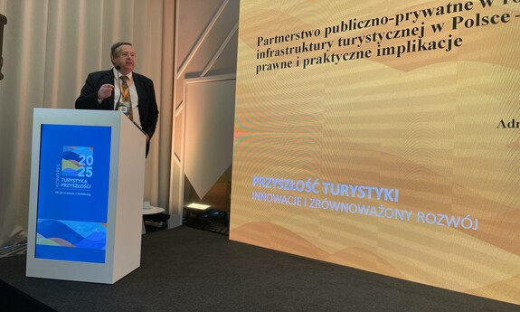 Prof. Andrzej Bisztyga przedstawia referat „Partnerstwo publiczno-prywatne w rozwoju infrastruktury turystycznej w Polsce – aspekty prawne i praktyczne implikacje”