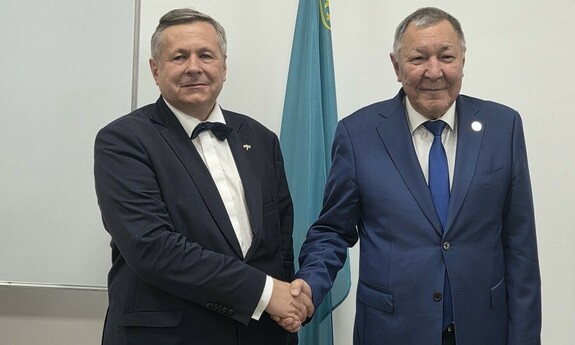 Dziekan WNPE UZ prof. Andrzej Bisztyga i prorektor Uniwersytetu Al - Farabi prof. Erkin Duisenov