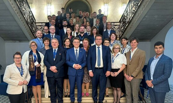 W pierwszym rządzie widoczni są prof. Andrzej Gorgol, Rektor UwB prof. Mariusz Popławski, była Prorektor URz prof. Elżbieta Feret, Dziekan Wydziału Prawa Uniwersytetu Pavla Jozefa Šafárika w Koszycach prof. Miroslav Štrkolec wraz ze współpracownikami.