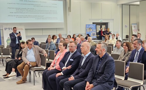 Pracownica INP i studentka WNPiE UZ organizatorkami Lubuskiego Festiwalu Nauki w Parku Technologii Kosmicznych, Badań, Rozwoju i Innowacji