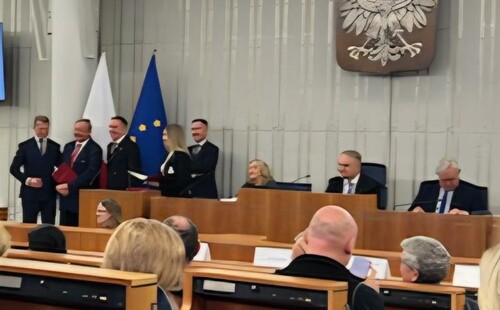 Wiceminister SiT Ireneusz Raś, prof. Andrzej Bisztyga, Wiceprezes Polskiej Izby Turystyki Piotr Henicz. Obrady prowadzą poseł Waldemar Pawlak i senator Kazimierz Kleina