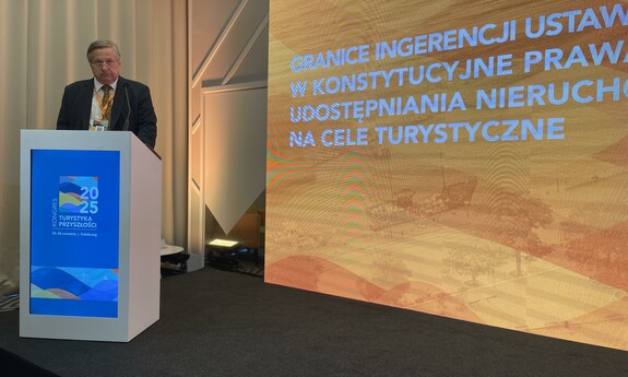 Prof. Andrzej Bisztyga pod czas dyskusji panelowej dotyczącej znaczenia konstytucyjnych podstaw turystyki dla stabilności prawa turystycznego