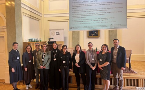 Kolejno od lewej:
Dr Izabela Florczak (UŁ), prof. Grażyna Baranowska (Friedrich-Alexander-Universität Erlangen-Nürnberg) , prof. dr hab. Wiitold Klaus (INP PAN), dr Monika Szulecka (INP PAN), prof. Magdalena Kmak (Åbo Akademi University), dr Joanna Markiewicz-Stanny (UZ), dr Katarzyna Strąk (INP PAN), dr Maja Łysienia (Uniwersytet w Lozannie),  dr Magdalena Perowska (UwB), dr Marcin Princ (UAM). 