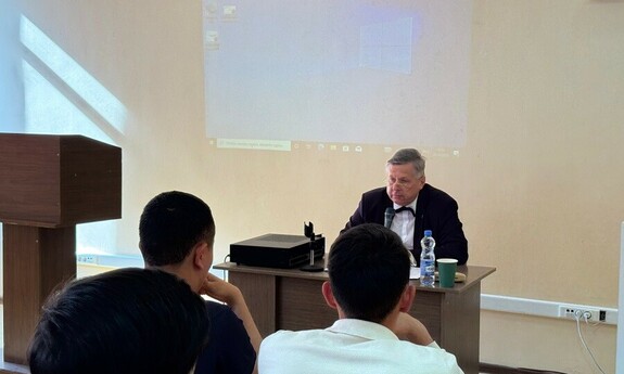 Wykład prof. Andrzeja Bisztygi dla studentów III roku Wydziału Prawa Uniwersytetu Kunaeva w Ałmaty